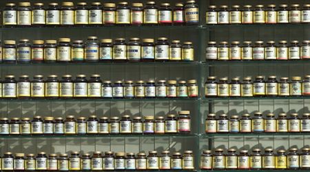 Immagine decorativa: Parere positivo dell'EMA a 66 farmaci: 30 con nuovi principi attivi, 7 per la cura di malattie rare, 2 antibiotici contro batteri resistenti e il vaccino per l'Ebola